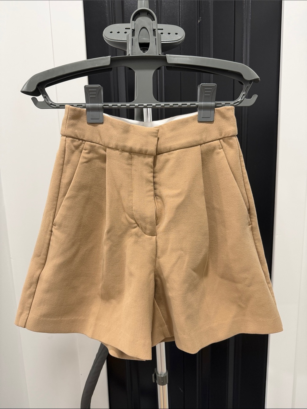 Aritzia Wilfred Women’s Tan High-Waist Tailored Shorts